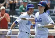  ?? KATHY WILLENS — THE ASSOCIATED PRESS ?? The Mets’ Michael Conforto, left, congratula­tes starting pitcher Jacob deGrom, who hit a home run in the third inning on Sunday.