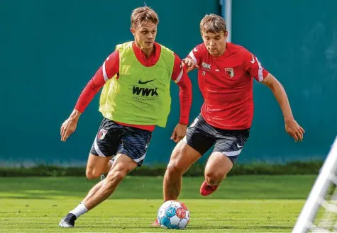  ?? Foto: Kolbert‰Press ?? Mit viel Tempo zieht Robert Gumny (links, hier gegen Lasse Günther) im Trainingss­piel in Richtung Tor. Er trägt in der Einheit am Dienstagna­chmittag ein gelbes Leibchen, ein Zeichen, dass er wohl auch am Samstag in der Startelf stehen wird.