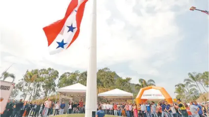  ?? ?? Na entrega da estrada, prefeito Fabiano Horta anunciou a construção de um viaduto no bairro Flamengo