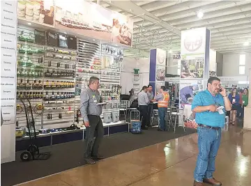  ??  ?? Diversidad. En el evento que se realiza en la Arena Saltillo, encontrará de todo para jardinería, herramient­a y electricid­ad, entre otros productos.