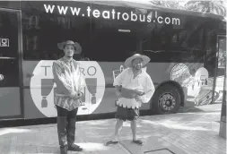  ?? Foto: Teatrobus ?? Zwei Schauspiel­er verkörpern Don Quijote und Sancho Panza während der Fahrt.