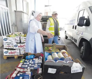  ?? ANDREEA VORNICU ?? Recogida de enseres durante este verano en e l Banco de Alimentos de Zaragoza.