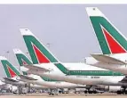  ?? FOTO: DPA ?? Flugzeuge der Alitalia kurz vor dem Ende der Marke im Jahr 2021.