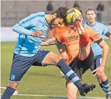  ??  ?? Lawrence Shankland competes with Roberto Nditi.