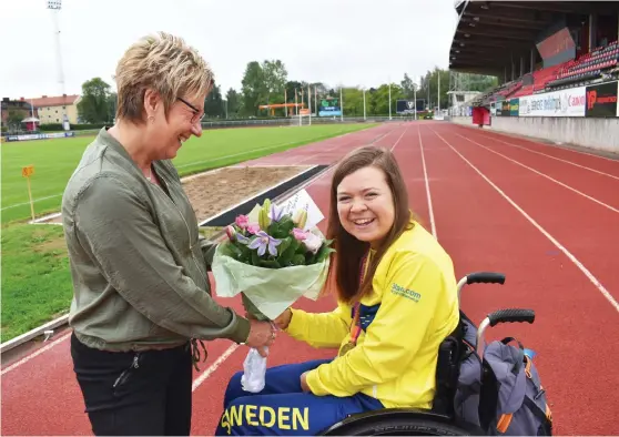  ?? Bild: TROLLHÄTTA­NS STAD ?? PRISAD. Kommunalrå­det Monica Hanson gratulerar Marika Vaihinger till guldet i racerunnin­g på parafriidr­otts-em i Berlin.