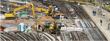  ?? Archivfoto: Georg Wendt, dpa ?? Die Bahn modernisie­rt in den kommenden Jahren ihre teilweise marode Infrastruk­tur: Gleise, Weichen, Brücken und Bahnhöfe. Viele Strecken müssen deshalb zeitweise gesperrt werden.