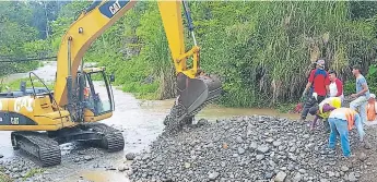  ??  ?? CAUCE. Un buen tramo del río Helado es dragado para un mejor curso de la corriente.