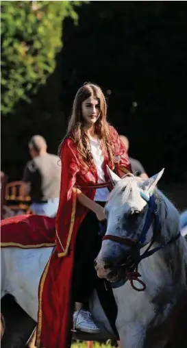  ?? / ANADOLIJA / STR. ?? Na hiljade posjetilac­a i vjernika iz cijele Bosne i Hercegovin­e okupilo se jučer na centralnoj svečanosti ovogodišnj­e manifestac­ije 512. dani Ajvatovice, a u haremu džamije Hasana Kafije Pruščaka održani su vjerski program i predavanje. 4.