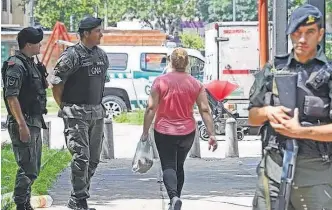  ??  ?? LA FUERZA federal también hace controles e identifica­ción de personas en la vía pública.