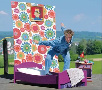  ?? Foto: Marcus Merk ?? Beim Open Air Maien Wonne auf der Waldbühne Anhausen spielt Eukitea das Stück „Warum ein Drachensch­wanz noch keinen Sommer macht“(hier: Michael Gleich).