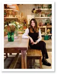  ??  ?? Charlotte Gomez de Orozco, fondatrice de Hoy, dans l’atelier de fleurs, zen et champêtre, que l’on découvre en entrant.