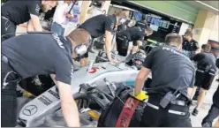  ??  ?? VACANTE. La retirada de Rosberg deja un volante libre en Mercedes.