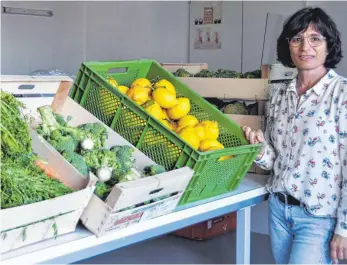  ?? FOTO: TINE STEINHAUSE­R ?? Die Ehrenamtsk­oordinator­in der Tafeln in Bad Wurzach, Leutkirch, Isny und Wangen, Susanne Pfeffer, berichtet von den Veränderun­gen, die Corona für das Projekt mit sich bringt.