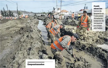  ?? NA ?? Empantanad­os Continúan las tareas de limpieza en Comodoro Rivadavia, tratando de recuperar las zonas afectadas.