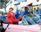  ?? ?? La sfilata in auto
Fiorello con Amadeus al volante e Jovanotti saluta la folla