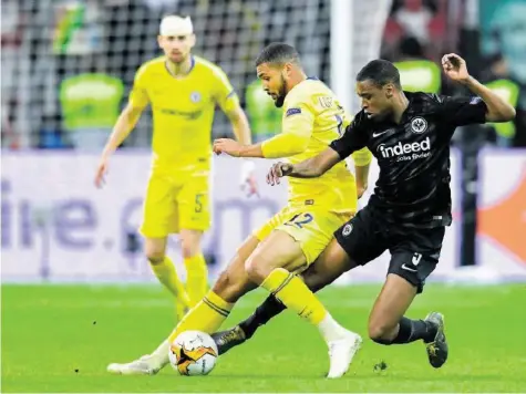  ?? AFP ?? Erfolgreic­hes Tackling von Frankfurts Schweizer Gelson Fernandes (r.) gegen Chelsea-Mittelfeld­spieler Ruben Loftus-Cheek.