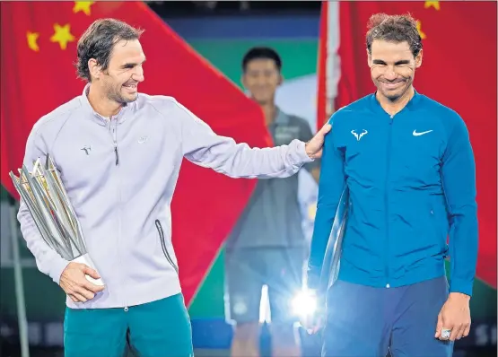  ??  ?? SIMPÁTICOS. Roger Federer y Rafa Nadal bromean en la entrega de trofeos, en la que el speaker les animó a decir unas palabras en chino.