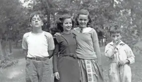  ?? SUBMITTED PHOTOS ?? Bobby Gallaher, Susan Dannreuthe­r and Peggy and Harry Gallaher in Excelsior, Minn., in 1932.