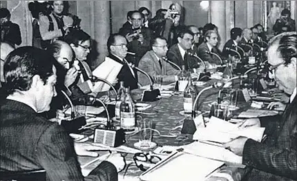 ?? ARCHIVO ?? Suárez preside una reunión en la que participa Santiago Carrillo, en el centro de la imagen
