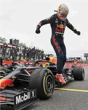  ?? N. Tucat / AP / Sipa ?? Max Verstappen a doublé Lewis Hamilton deux tours avant la fin du Grand Prix.