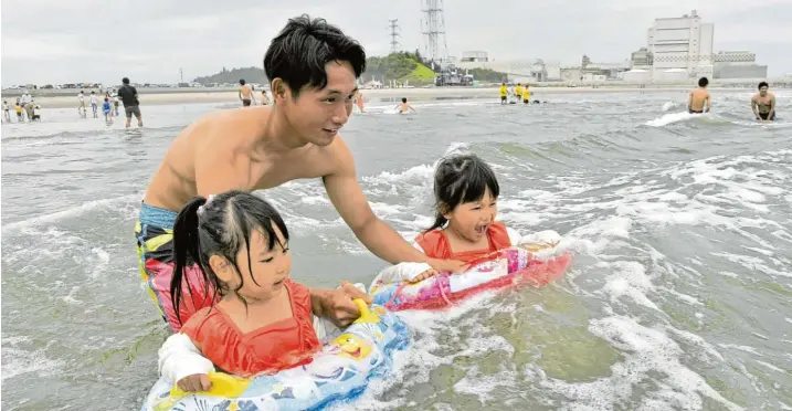  ?? Fotos: Felix Lill, Kyodo, dpa ?? In der Sperrzone von Fukushima wurde im Juli der Strand wieder zum Baden freigegebe­n. Wo vor acht Jahren Leichen lagen, stürzen sich heute kleine Schwimmeri­nnen ins Wasser.