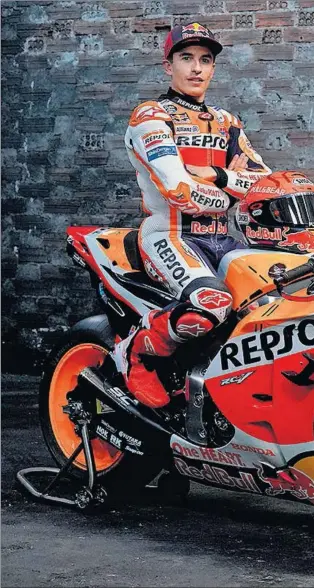  ??  ?? Marc Márquez y Pol Espargaró, su nuevo compañero, posan con la Honda RC213V de este año.