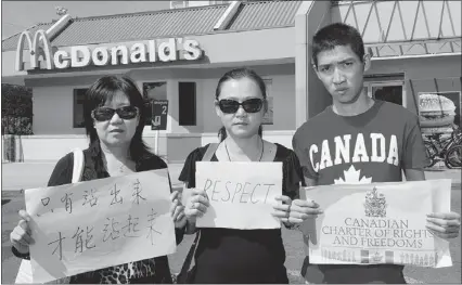  ?? JENELLE SCHNEIDER/PNG ?? Li Sha Chang, left, her friend Hai Xia Sun and Sun’s son Frank Zhao make their case — using handmade signs — outside a McDonald’s restaurant franchise in Richmond.