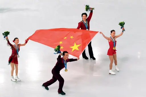  ?? ?? Les duos Shen Xue/zhao Hongbo et Pang Qing/tong Jian déploient le drapeau rouge aux cinq étoiles pour célébrer leurs médailles d’or et d’argent aux 21e Jeux olympiques d’hiver de Vancouver, le 15 février 2010.