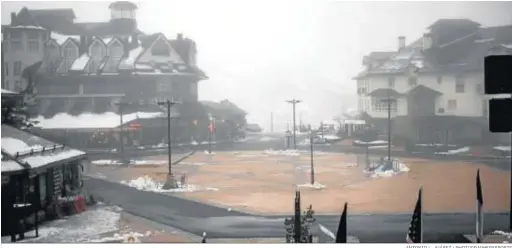  ?? ANTONIO L. JUÁREZ / PHOTOGRAPH­ERSSPORTS ?? Aspecto de la Plaza de Andalucía de Sierra Nevada, que ayer tuvo cerrados los medios mecánicos y las pista de esquí por fuerte viento.