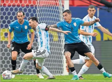  ??  ?? Messi se deshace de Giménez en una jugada del partido.