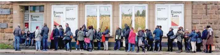  ?? FOTO: WEIHRAUCH/DPA ?? Seit Januar hatte die Essener Tafel keine neuen ausländisc­hen Kunden mehr aufgenomme­n, weil sich Deutsche angeblich abgeschrec­kt fühlten. Seit gestern dürfen wieder alle kommen, die Hilfe brauchen. Es gab lange Schlangen.