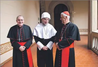  ?? KIM MANRESA ?? El cardenal L. Martínez Sistach (izq.), el rector Armand Puig y el prefecto vaticano Giuseppe Versaldi