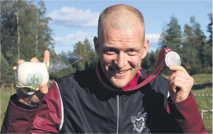  ?? BEGGE FOTO: ERIK BORG ?? SØLV: Anders Nordberg viste at han fortsatt er blant landets beste, da han tok sølv på mellomdist­anse i NM lørdag.