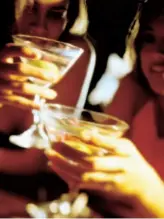  ??  ?? La evidencia científica apunta a que la mujer está en mayor riesgo que los hombres de padecer problemas de salud relacionad­os al consumo de alcohol.