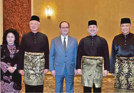  ?? BERNAMA PIC ?? Yang di-Pertuan Agong Sultan Muhammad V and Prime Minister Datuk Seri Najib Razak with French President François Hollande at a state banquet at Istana Negara yesterday. With them are Deputy Prime Minister Datuk Seri Dr Ahmad Zahid Hamidi and Najib’s...