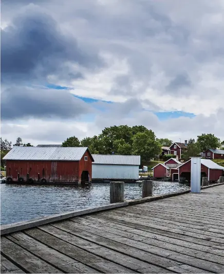  ?? FOTO: LEIF WECKSTRöM ?? Stora bron kallas lotsbrygga­n, och den är fortfarand­e i bruk. Lotsningen från Utö går främst till Åbo och Nådendal. Lotsarna är oftast ålänningar som bor en vecka i stöten på Utö.