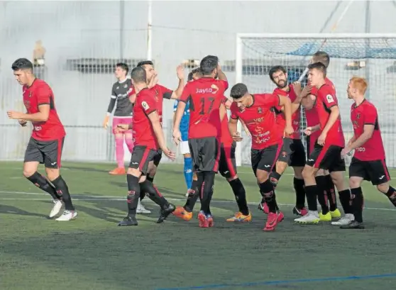  ?? Foto: Iñaki Porto ?? La plantilla del Cortes celebra un gol ante el Txantrea.