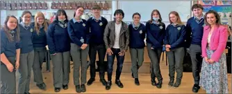  ?? ?? Singer Jake Carter pictured with Ms Lawton and students of Coláiste an Chraoibhín.