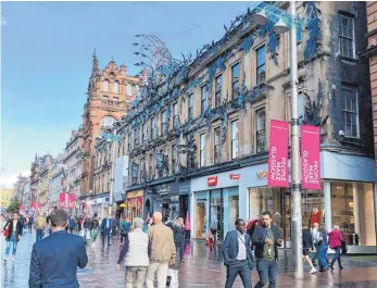  ?? FOTO: BIRGIT LETSCHE ?? Einkaufsme­ile mit Stil: die Buchanan Street mit Art-déco-Fassade in Glasgow.