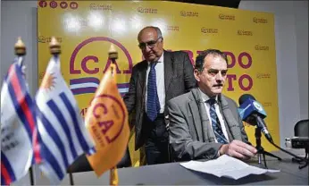  ?? ?? POSICIÓN. Los senadores Gervasio Domenech y Guido Manini Ríos al exponer sobre la seguridad social.