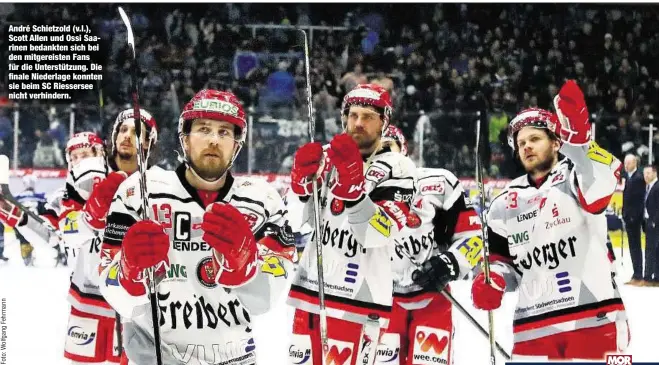  ??  ?? André Schietzold (v.l.), Scott Allen und Ossi Saarinen bedankten sich bei den mitgereist­en Fans für die Unterstütz­ung. Die finale Niederlage konnten sie beim SC Riessersee nicht verhindern.