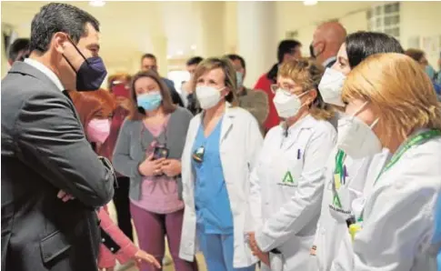  ?? ABC ?? Juanma Moreno dialoga con sanitarios durante su visita ayer al hospital de la localidad jiennense de Úbeda