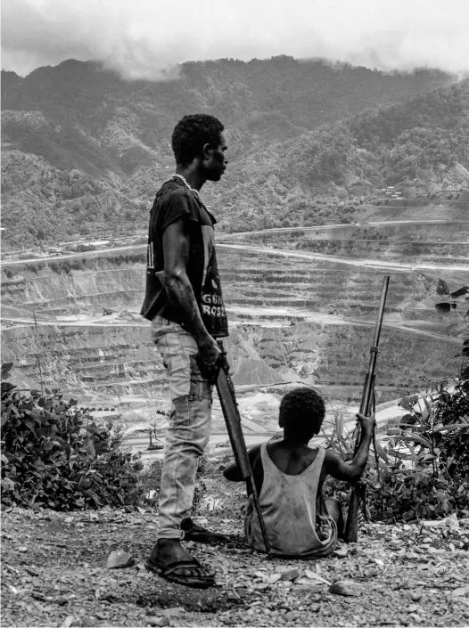  ??  ?? Bougainvil­le Revolution­ary Army guerrillas above the Panguna mine, 1994. © Ben Bohane