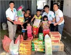  ??  ?? Hope Place founder Kelvin Wan (left) handing over basic food items to Katherine.