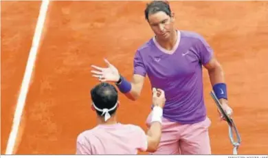  ?? SEBASTIEN NOGIER / EFE ?? Rafael Nadal saluda a Grigor Dimitrov tras imponerse en el partido de los octavos de final.