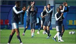  ??  ?? Les joueurs français remercient les supporters venus à l’entraîneme­nt.