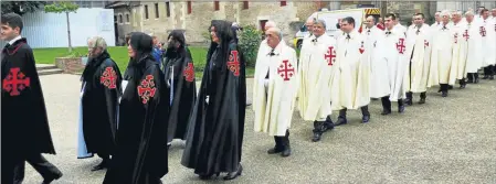  ??  ?? Sortie des « dames » et des « chevaliers »