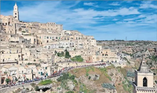  ??  ?? El pelotón del Giro de Italia partió ayer desde la ciudad de Matera, situada sobre un cerro.