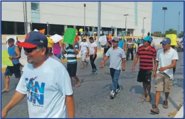  ??  ?? Los más de 80 hombres de mar marcharon para pedir a las autoridade­s que pongan a trabajar a la Profepa