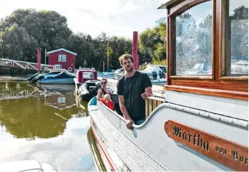  ?? Foto: Doro Plutte, ZDF, dpa ?? Ole, Jill und Line Grigoleit auf ihrem Hausboot. In der ZDF Reportage „37 Grad: Mein Haus zieht mit“, die heute um 22.15 Uhr zu sehen ist, zeigt die Familie, was es heißt, auf dem Wasser zu leben.